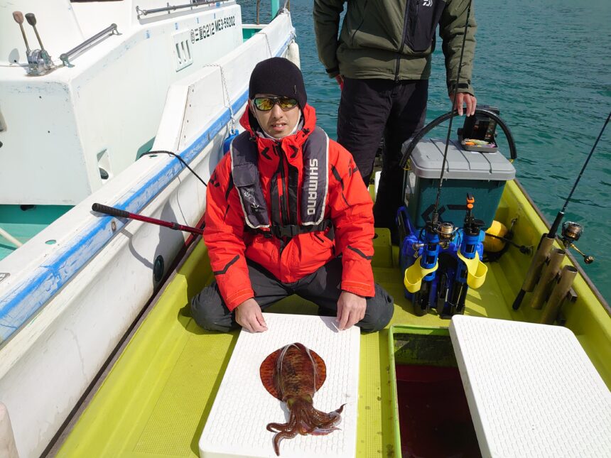 船外機ボートで橋本さんがアオリイカをゲット 磯釣り カセ釣り ボート釣りの石倉渡船 三重県紀北町