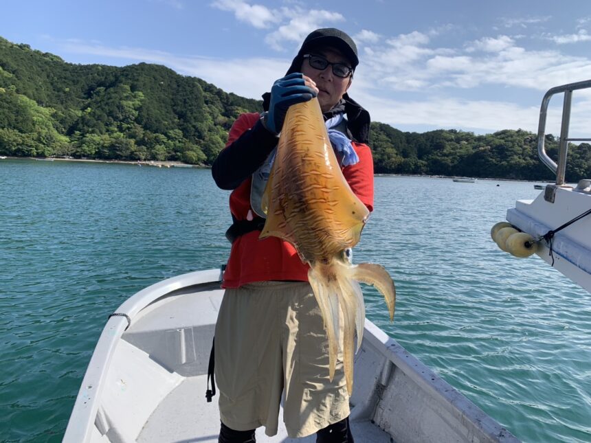 カセ釣りで大島さんが特大アオリイカ3.96kgをゲット。｜磯釣り・カセ